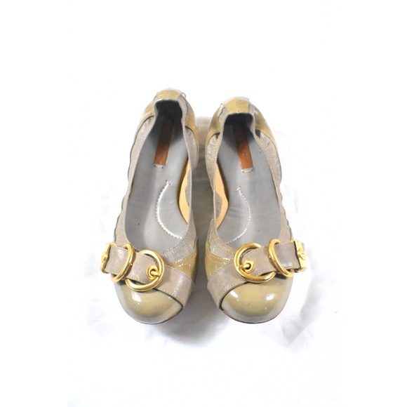 BCBGMaxAzria Shoes - BCBGMAXAZRIA Gray Olive Patent Leather Buckle Ballet Flats Scrunched Sz 9M